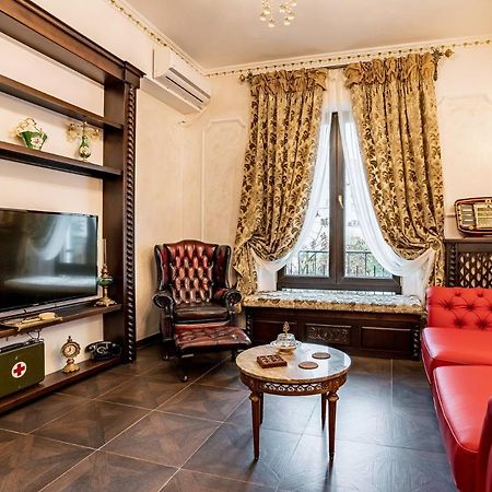 Private Museum Apartment With Antique Decor Bukarest Exteriör bild