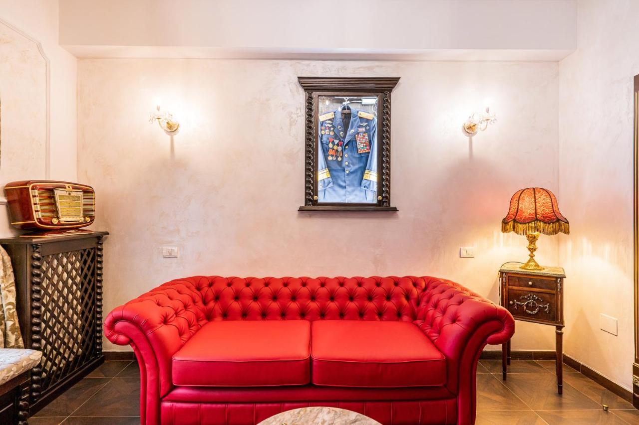 Private Museum Apartment With Antique Decor Bukarest Exteriör bild