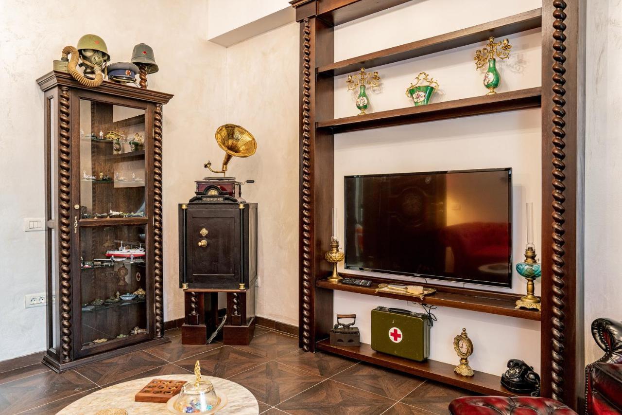 Private Museum Apartment With Antique Decor Bukarest Exteriör bild