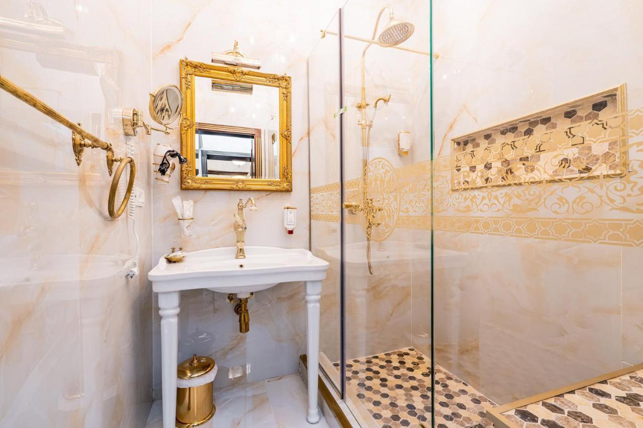 Private Museum Apartment With Antique Decor Bukarest Exteriör bild