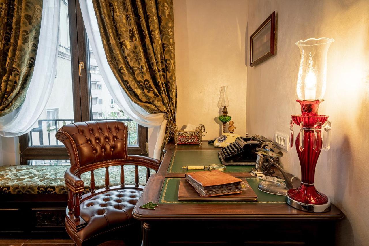 Private Museum Apartment With Antique Decor Bukarest Exteriör bild