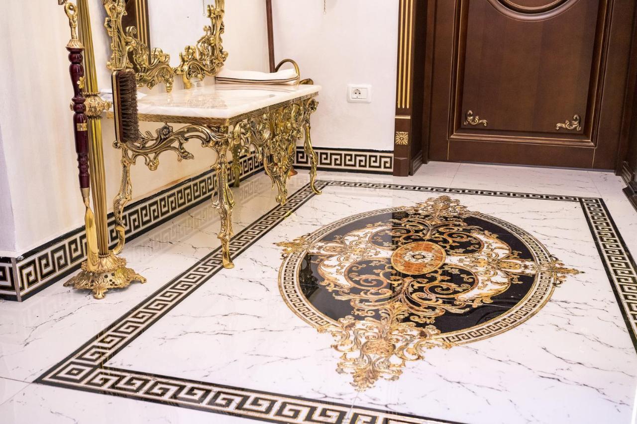 Private Museum Apartment With Antique Decor Bukarest Exteriör bild