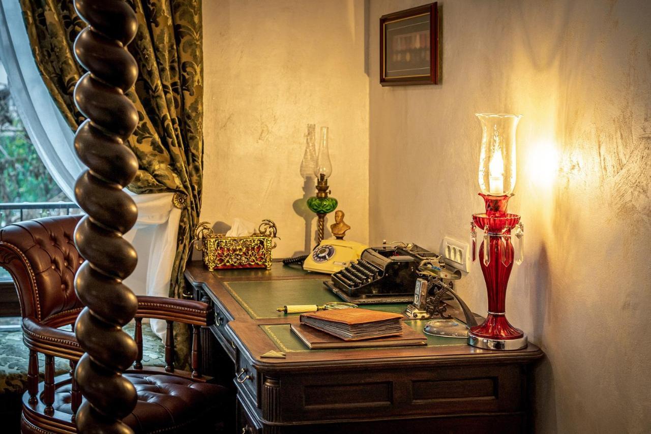 Private Museum Apartment With Antique Decor Bukarest Exteriör bild