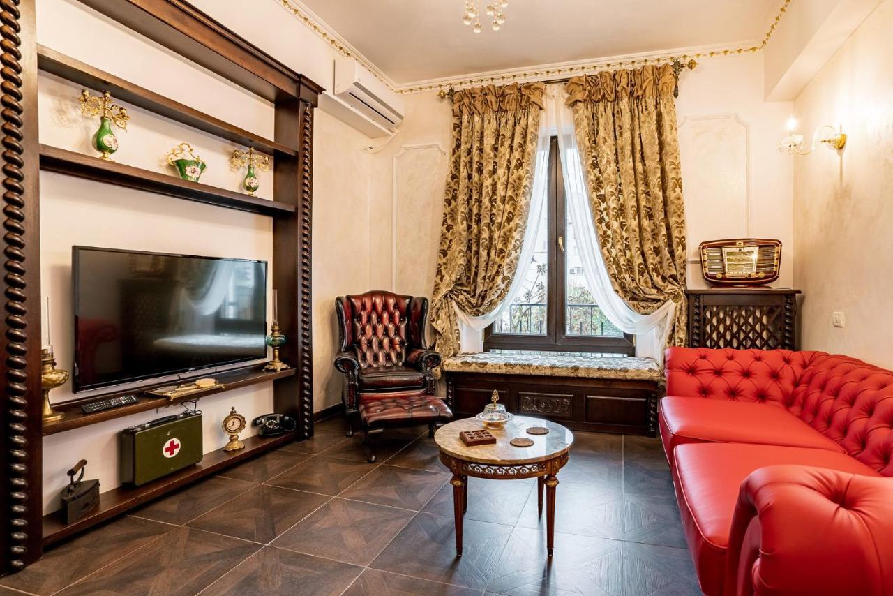 Private Museum Apartment With Antique Decor Bukarest Exteriör bild
