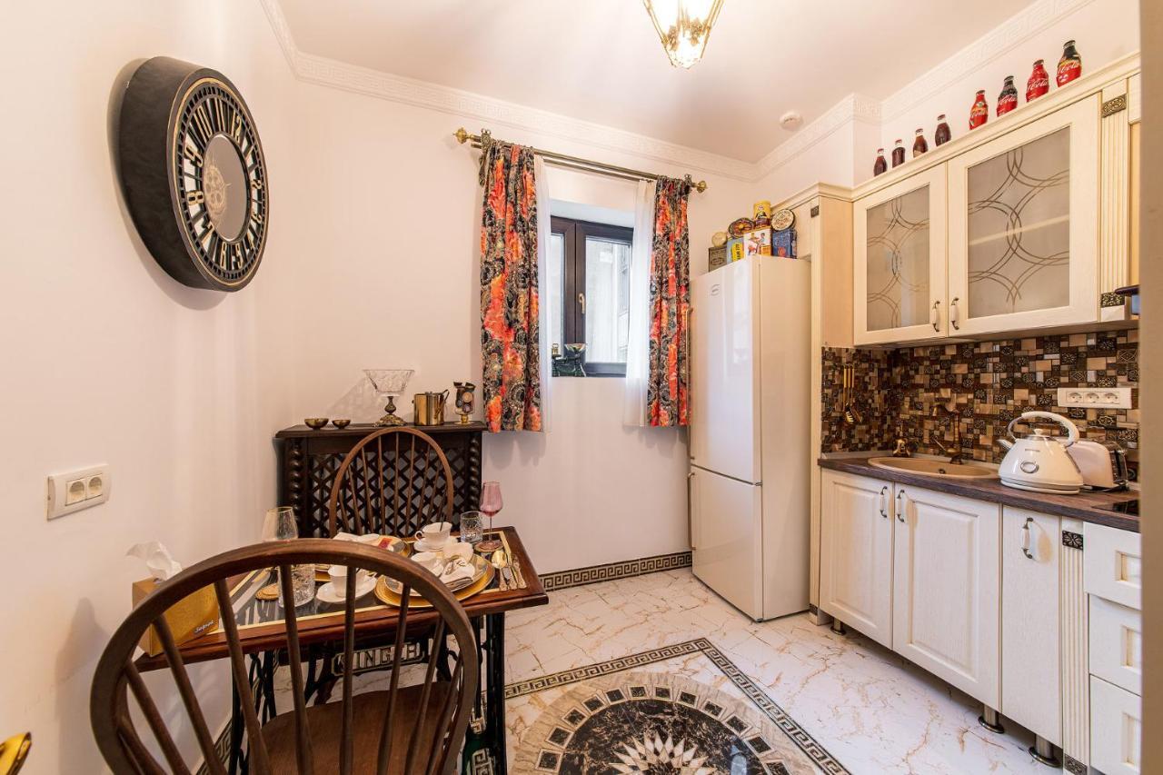 Private Museum Apartment With Antique Decor Bukarest Exteriör bild
