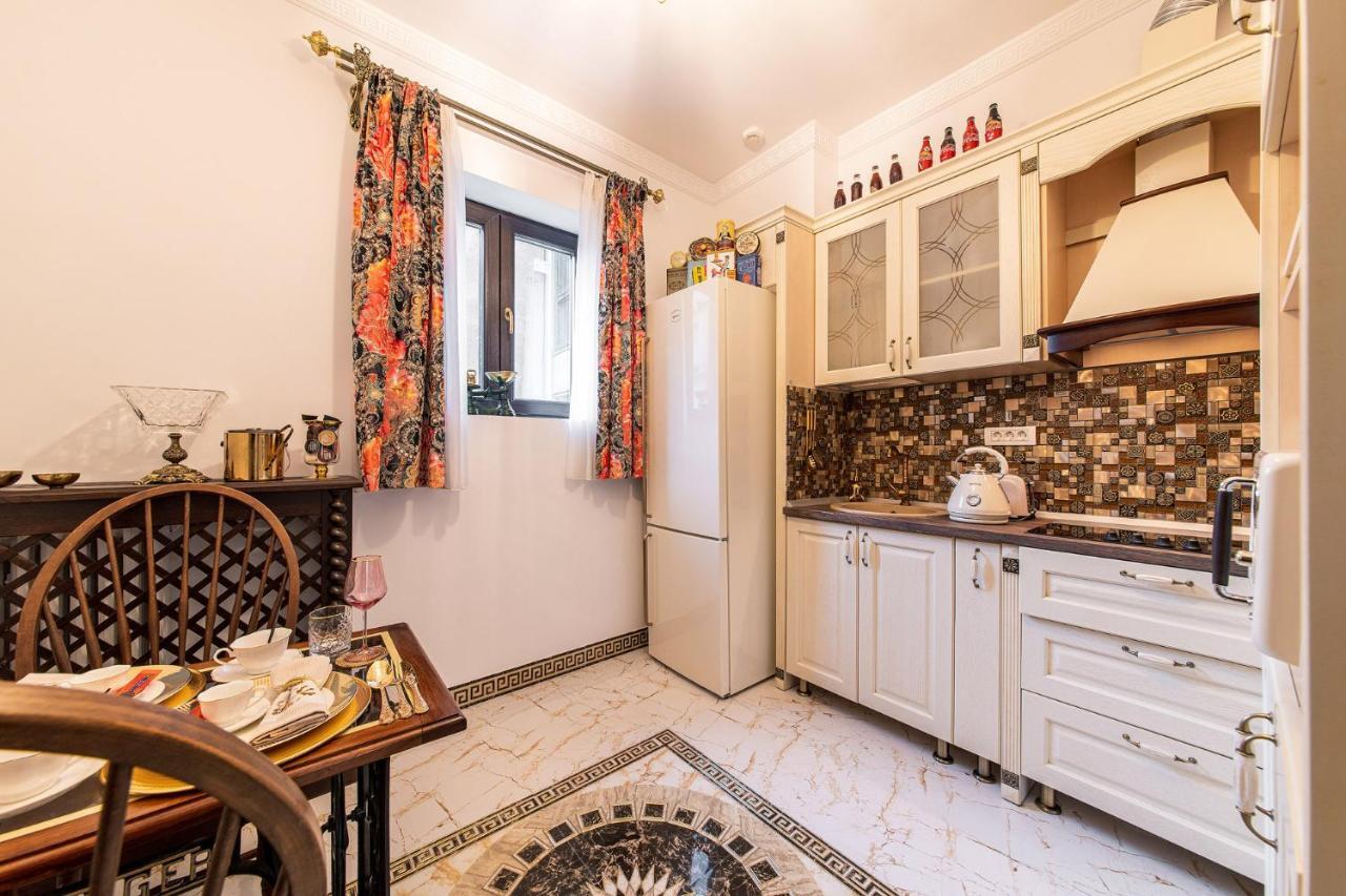 Private Museum Apartment With Antique Decor Bukarest Exteriör bild