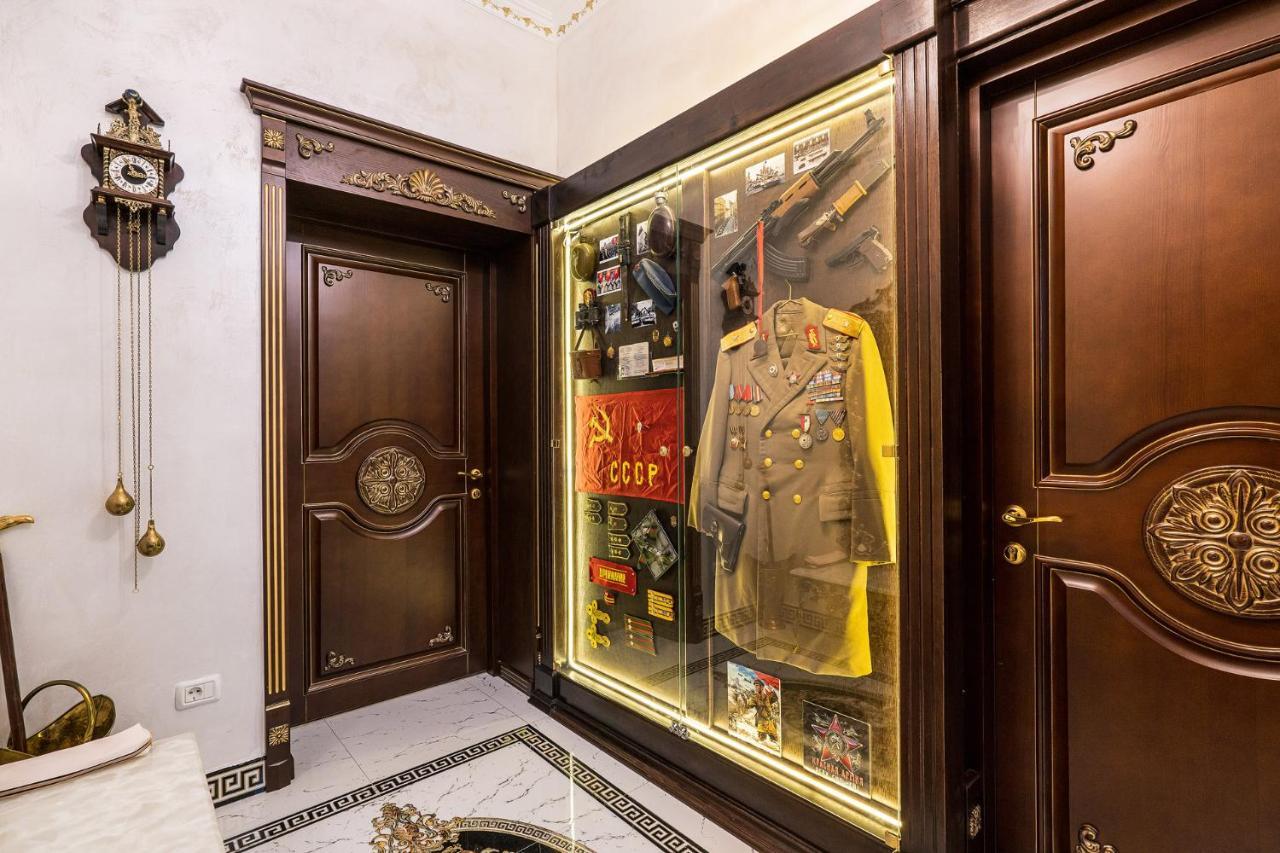 Private Museum Apartment With Antique Decor Bukarest Exteriör bild