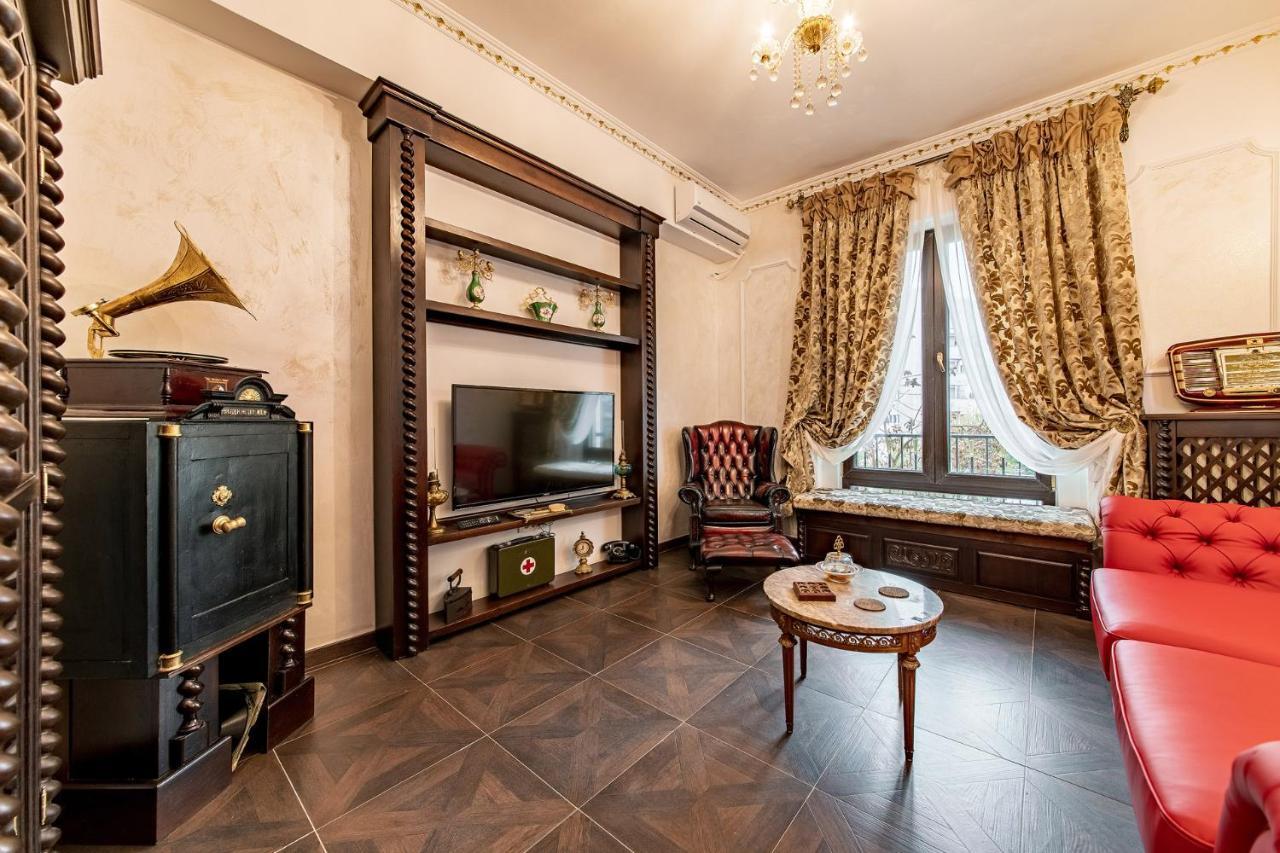 Private Museum Apartment With Antique Decor Bukarest Exteriör bild