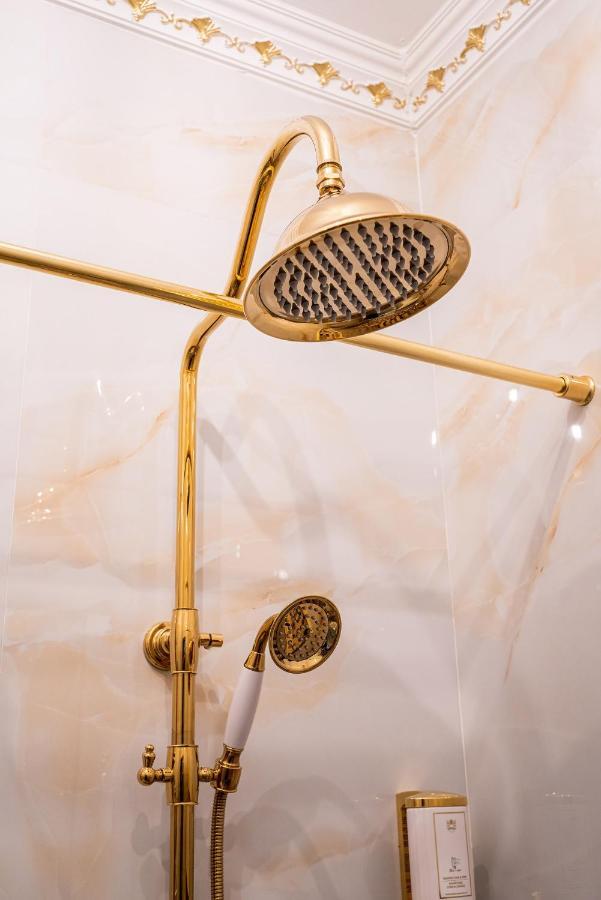 Private Museum Apartment With Antique Decor Bukarest Exteriör bild