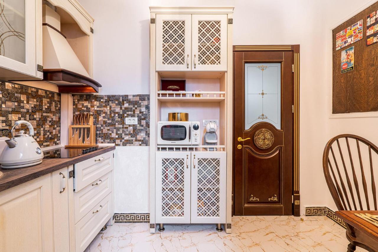 Private Museum Apartment With Antique Decor Bukarest Exteriör bild
