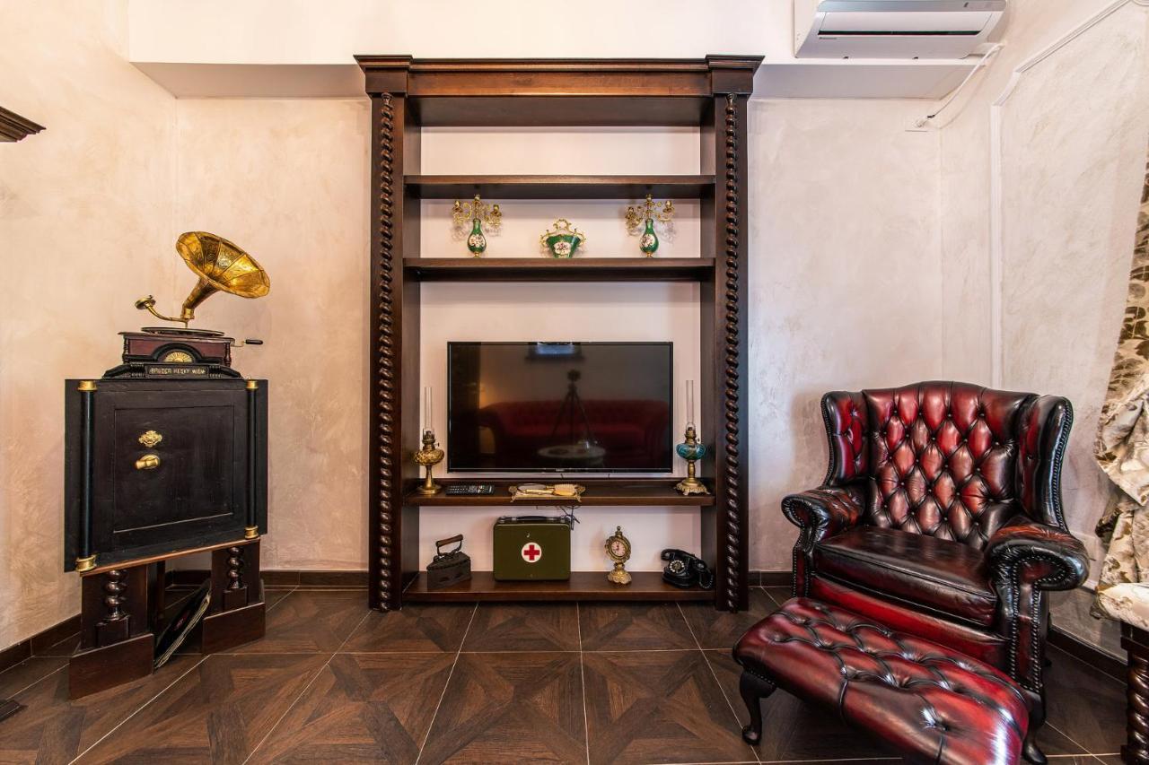 Private Museum Apartment With Antique Decor Bukarest Exteriör bild