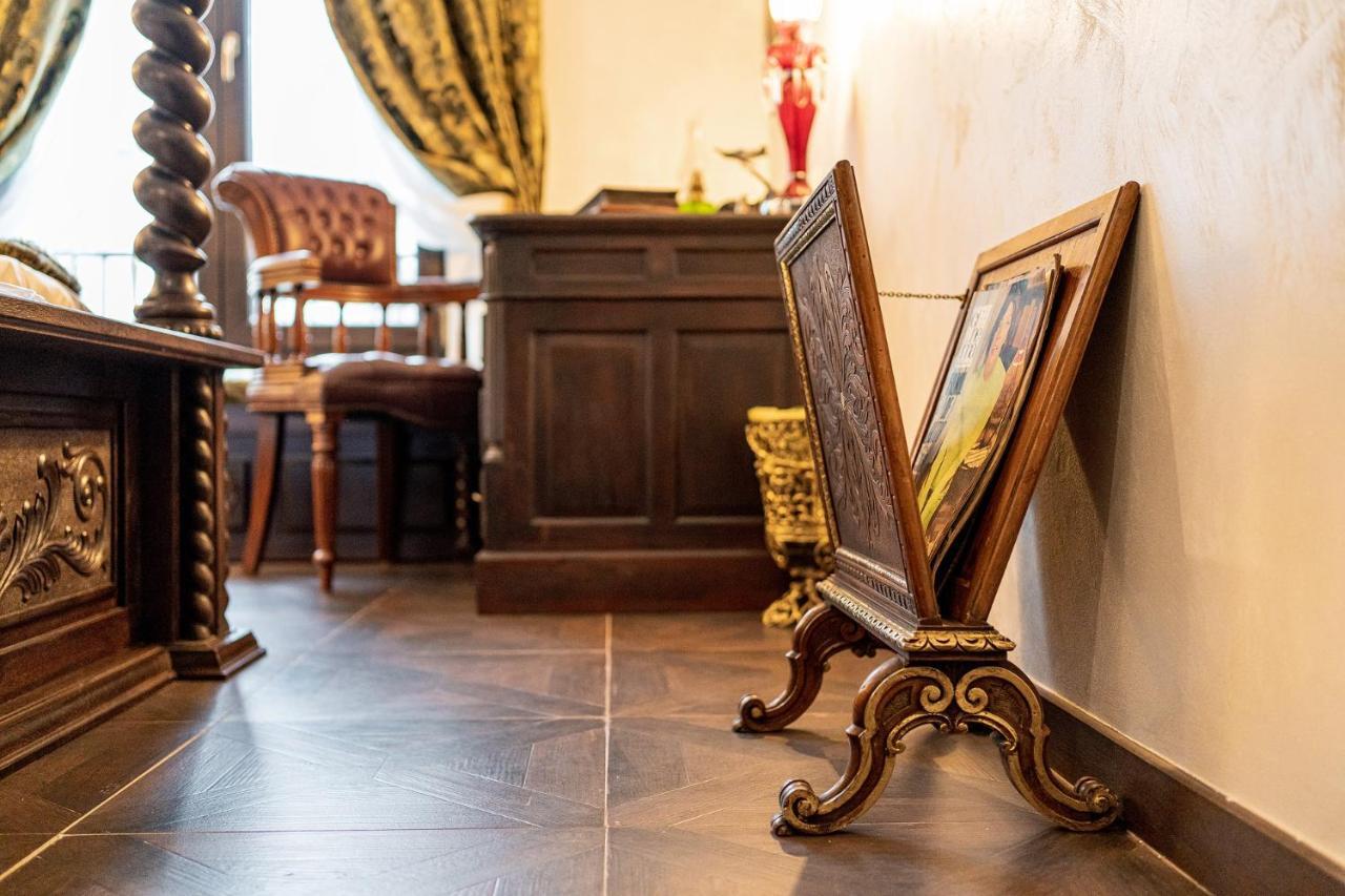 Private Museum Apartment With Antique Decor Bukarest Exteriör bild