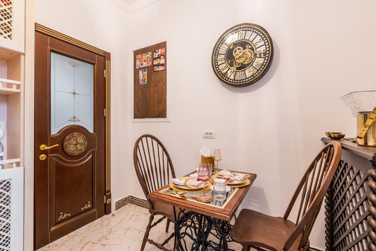 Private Museum Apartment With Antique Decor Bukarest Exteriör bild