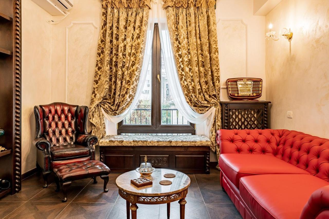 Private Museum Apartment With Antique Decor Bukarest Exteriör bild