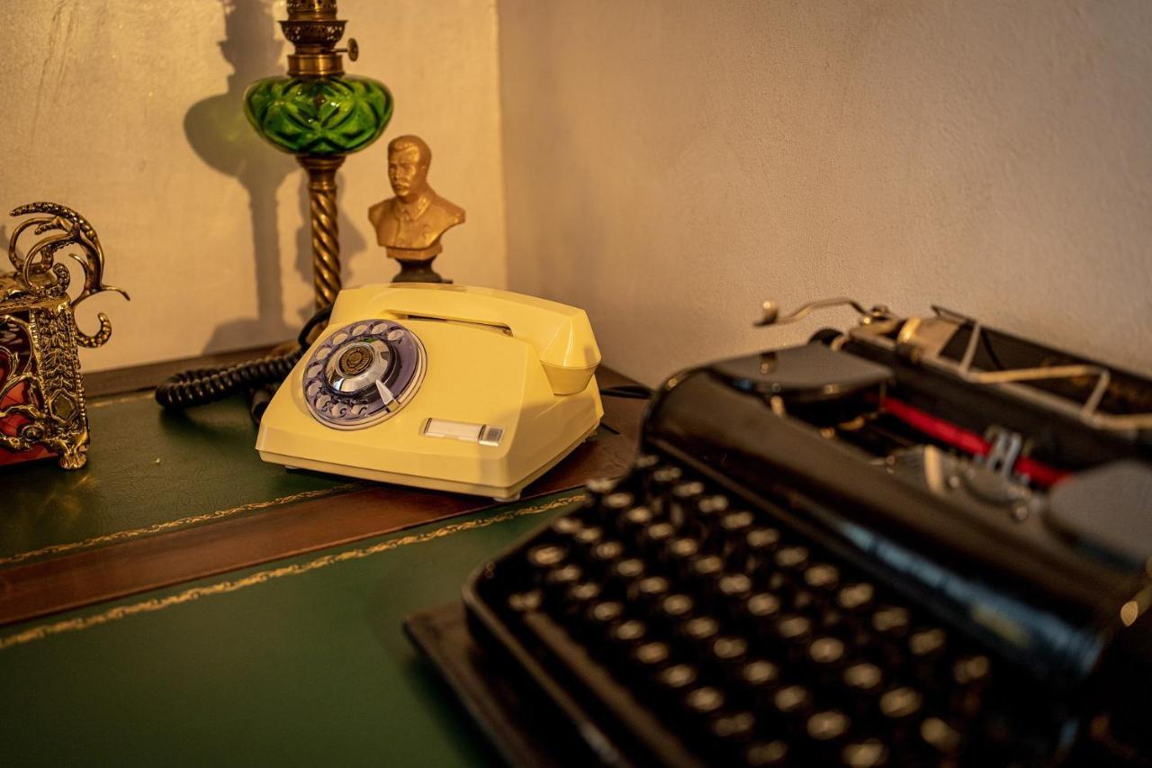 Private Museum Apartment With Antique Decor Bukarest Exteriör bild
