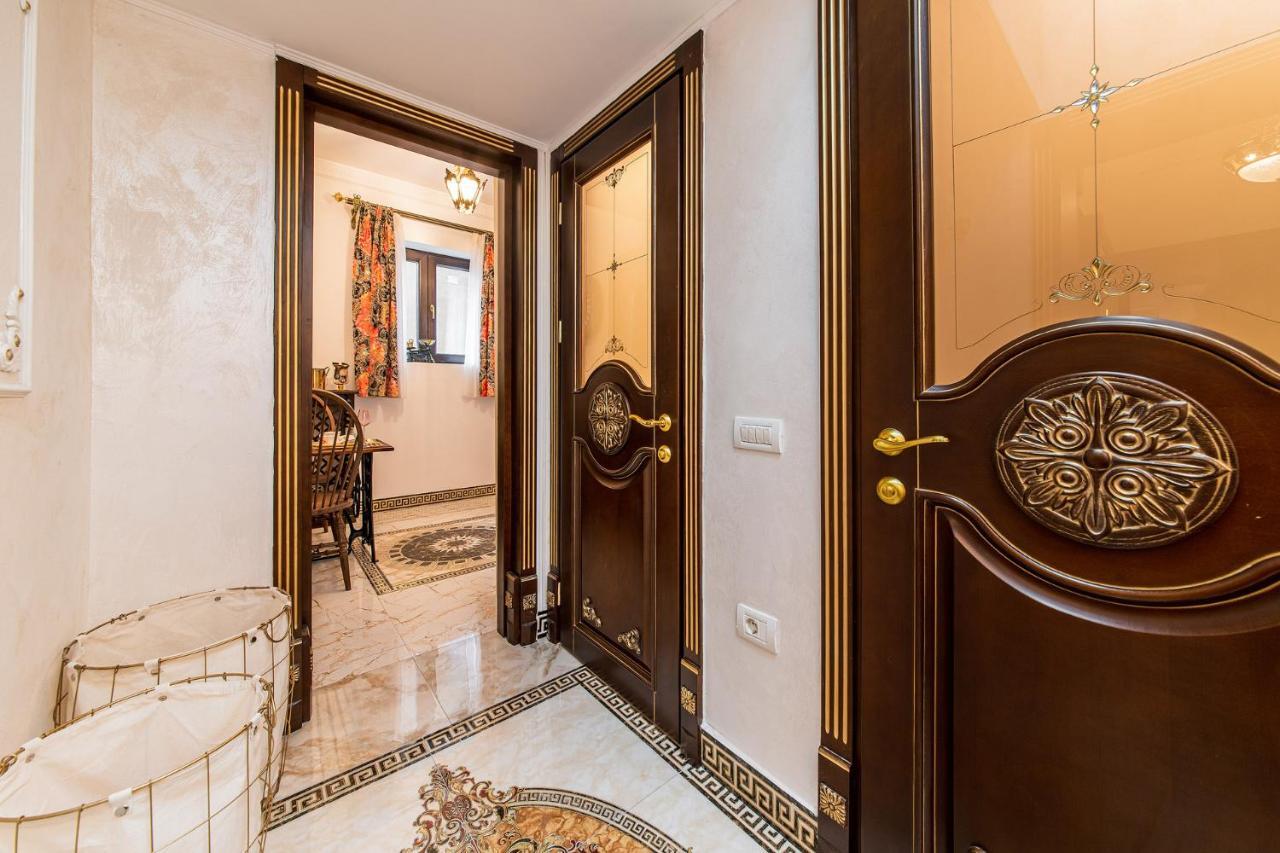 Private Museum Apartment With Antique Decor Bukarest Exteriör bild