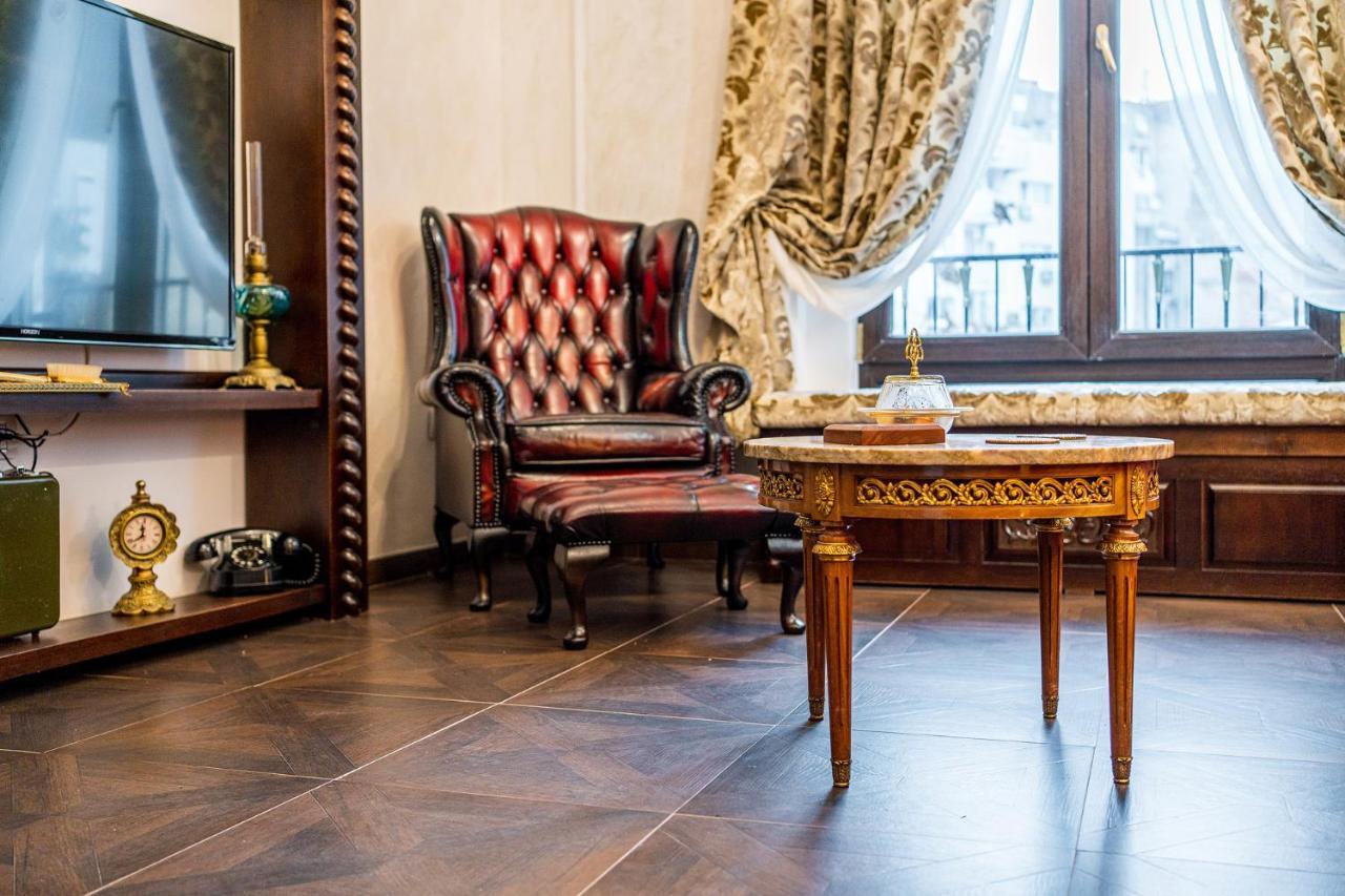 Private Museum Apartment With Antique Decor Bukarest Exteriör bild